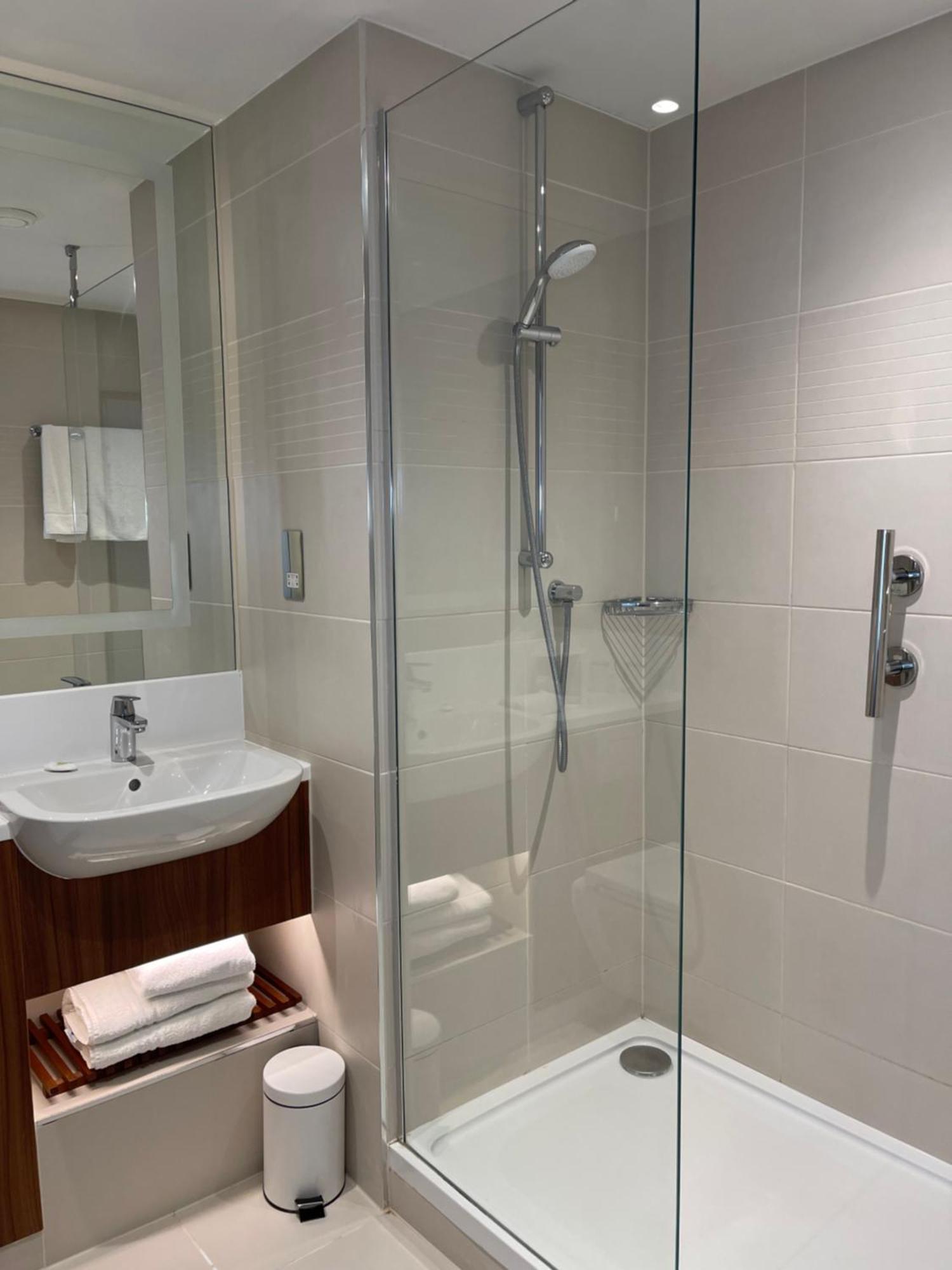 Courtyard By Marriott London Heathrow Airport Harlington (Greater London) Exterior foto